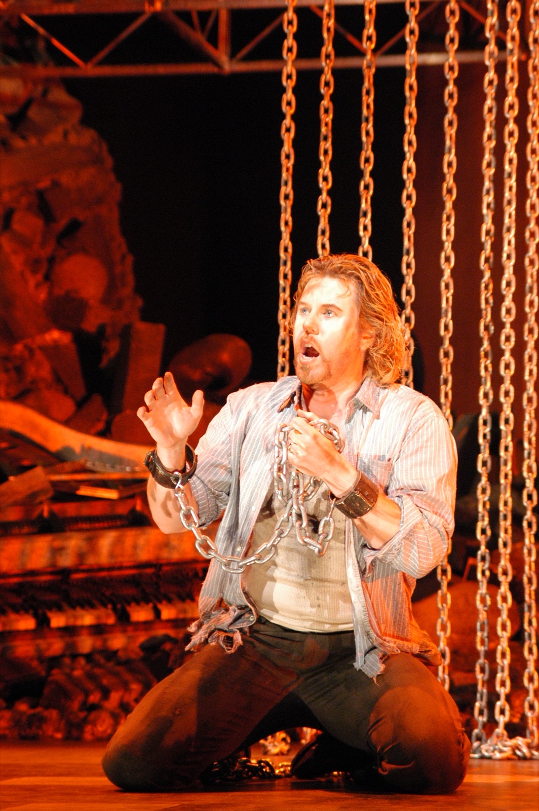 Thomas Truhitte as Florestan, kneeling in chains